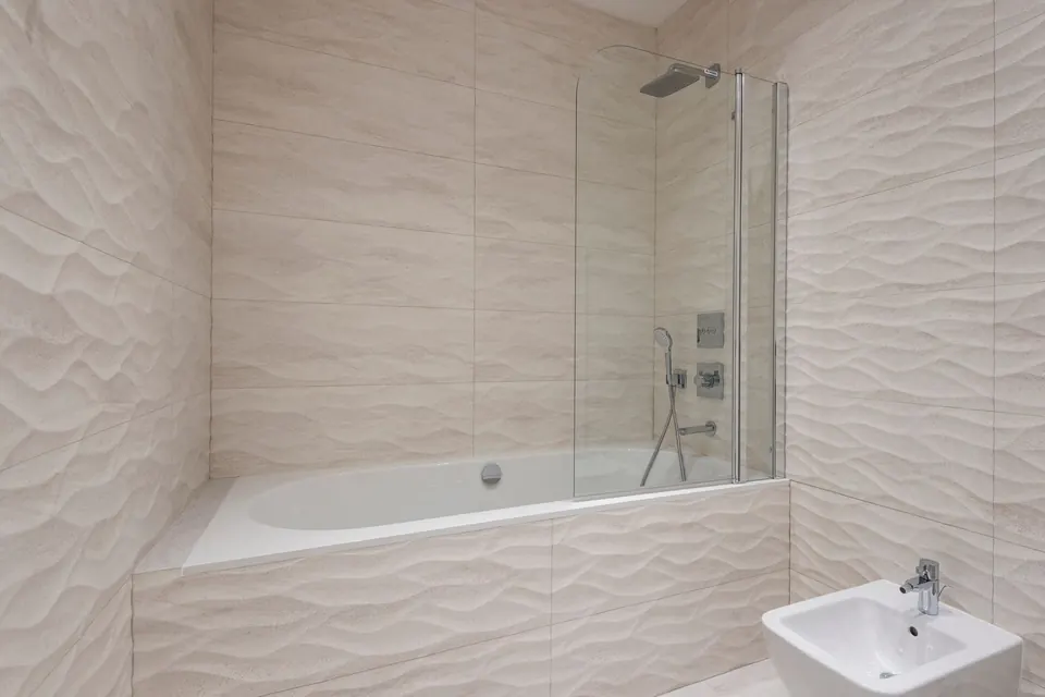 Baignoire avec pare-baignoire vitré, faïence claire en relief