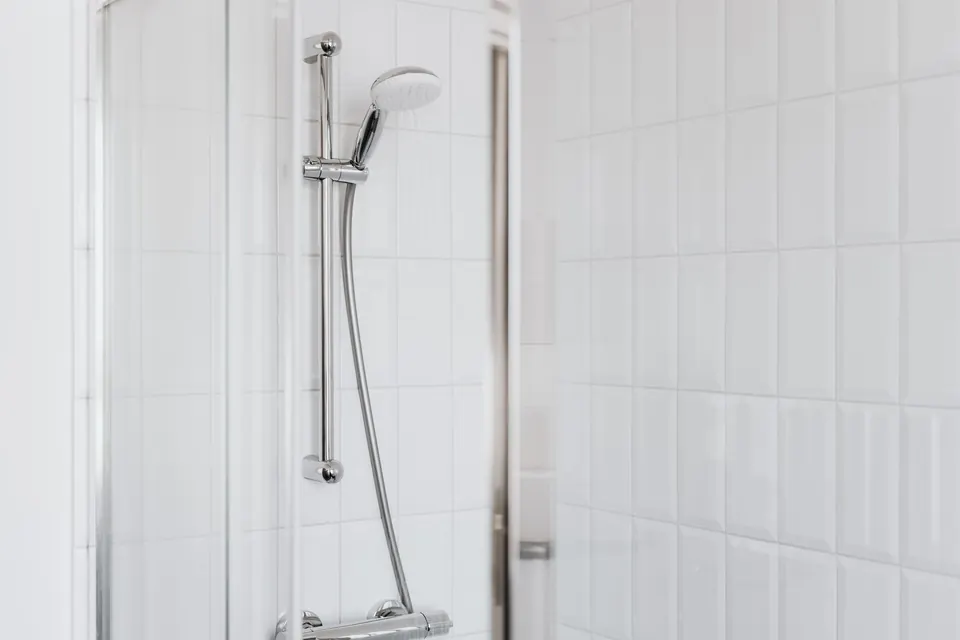 Douchette sur barre coulissante et mitigeur thermostatique